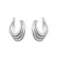 Κοντινό πλάνο από ασημένια σκουλαρίκια ear cuffs με τριπλό κυματιστό σχέδιο και φινίρισμα - Πλατινέ Τριπλό Σχήμα C