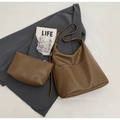 Set borsa a secchiello marrone in finta pelle con pochette e styling blazer grigio - Set di borse a spalla / Sabbia