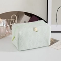 Pochette trucchi in maglia verde chiaro con fiore decorativo e zip resistente - verde chiaro