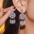 Boucles d'oreilles pendantes géométriques argentées avec gouttes de cristal zircon - Breloques Radiales Marquis / Argent