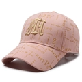 Cappellino rosa con ricamo dorato e stampa logo del marchio su tutta la superficie - Regolabile / Rosa