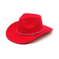Détail d'un chapeau de cowboy en feutre rouge avec lanière rose et boucle dorée - Rouge