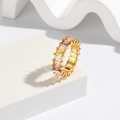Goldener Ring mit bunten rechteckigen Strasssteinen und eleganter Krallenfassung - US 6 / Gold