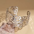 Dettaglio del bracciale argento traforato con intricati motivi floreali in metallo lucido - Stile Con Motivo Traforato Argento / Argento