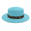 Dettaglio cappello di paglia blu con fascia leopardata e perla dorata decorativa - M (56-58cm) / Blu Lago