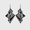 Dramatische hohle geometrische Statement-Ohrringe im schwarzen künstlerischen Design - Hohles Dreieck / Schwarze Geometrie