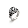 Anillo de cruz de escudo retro para hombre con acabado vintage y grabados europeos - US 7 / Color Acero