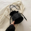 Sac seau minimaliste en satin noir à texture plissée avec fine bandoulière élégante - Noir