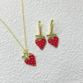 Dettaglio del set collana e orecchini a fragola rossa con piccoli cristalli verdi sui petali - Fragola Dolce Smalto