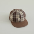 Gros plan sur la broderie LUCKY BABY 58 sur casquette à carreaux pour enfants - 52-54cm (3-8 Ans) / café