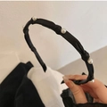 Nahaufnahme von schwarzem Stoffhaarreif mit weißen Perlen, eleganter Vintage-Haarschmuck - Dünner Rand Schleife Perlen Haarreif