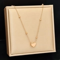 Collana minimalista in oro rosa con ciondolo a cuore e perle metalliche decorative - 45cm / Collana / Oro rosa