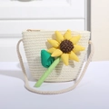 Detail der handgewebten Strohumhängetasche mit 3D-Sonnenblume und goldenem Reißverschluss - Weiß mit Sonnenblume