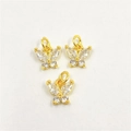 Vue détaillée de trois pendentifs papillons élégants en laiton doré avec zircones cubiques - Pendentif uniquement / Blanc