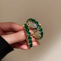 Détail macro de boucles d'oreilles dorées style français avec cristaux vert émeraude en C - 9# Tige en argent - Rond - Style vert
