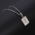 Collar minimalista de acero plateado con colgante rectangular de nácar letra J - Letra Plateada J