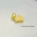 Süßer gelber Käse-Schlüsselanhänger aus Harz mit 3D-Löchern und passendem Metall-D-Ring - Gelb