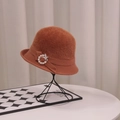 Elegant women's brown knit cloche hat with pearl and bow brooch accessory detail - Pearl Ring / Caramel color