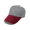 Détail de la broderie blanche lettre C sur le tissu rayé de la casquette de baseball - M (56-58cm) / Rouge