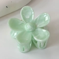 Detalle de pinza para el cabello en forma de flor con efecto mármol verde menta suave - Verde fresco
