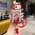 Dettaglio della custodia iPhone rossa con Dio della Ricchezza cinese e ciondolo drago - Pp Accoglie La Primavera* Vincendo L'estrazione E Il Dio Della Ricchezza* Single Shell / iPhone15