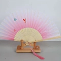 Ventaglio pieghevole in bambù con ricamo a farfalla rosa, nappa e base in legno pregiato - Stecche Bianche Stile 30