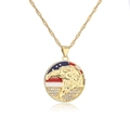 Gros plan détaillé du pendentif aigle plaqué or 18K avec motif drapeau américain - Fond de Drapeau Américain Tête d'Aigle