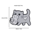 Detalle de dimensiones 24x30mm y peso 4g del pin de gato esmaltado con un pequeño gatito - Gato Gris Madre e Hijo