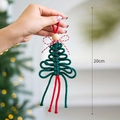 Handgefertigter Makramee-Weihnachtsbaum-Anhänger in Rot und Grün mit Holzperle und Schleife - Weihnachtsbaum Anhänger B / Grün