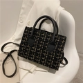Piccola borsa quadrata chic in tweed nero e oro con una tracolla staccabile versatile - Nero