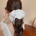 Chouchou en dentelle beige avec broderies et nœud en perles sur une queue de cheval - 66# Boucle Perle Dentelle Florale Beige (HH3984)