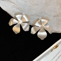 Boucles d'oreilles fleurs mates en argent sur fond de velours noir élégant - Blanc