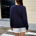 Pull en maille bleu marine à manches longues et short blanc pour un look de vacances - S / Bleu marine