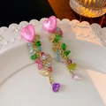 Dettaglio di orecchini a fiore con cuore rosa e pietre colorate su vassoio bianco - Cristallo a Cuore Multicolore (6#)