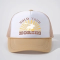 Detail van de truckerpet met mesh achterkant en westernprint Hold Your Horses - Eén maat / Khaki