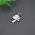 Dettaglio di un ciondolo a fungo placcato oro 18K con zirconi colorati e smalto bianco - Oro-Bianco Smalto