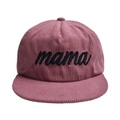 Detail der Mama-Stickerei auf dunkellilafarbener Cord-Baseballkappe mit feiner Textur - Einheitsgröße(Einstellbar) / Altrosa