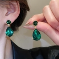 Gros plan détaillé des boucles d'oreilles goutte vert émeraude avec montures dorées - 29# Tige en argent - Or - Style vert