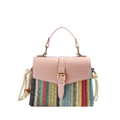 Bolso colorido de paja tejida con ribete de cuero rosa y hebilla de metal dorado - Rosa