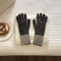 Primer plano de guantes de punto a rayas blancas y negras con parche de cuero marrón - Negro