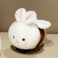 Niedliche Plüsch-Bienenhase Puppe mit Streifen und Flügeln auf einem schwarzen Sockel - 25cm / Liegender Stil
