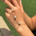 Bracciale ad anello dorato con tre perle bianche su una catena sottile e minimalista - Colore Oro (Stile Perla Artificiale)