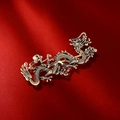 Goldene Drachenbrosche mit Reliefstruktur auf rotem Stoff für Herrenanzüge - Kleiner Goldener Drache (5109284685236) / Gold