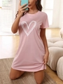 Dettaglio camicia da notte in cotone rosa con stampa cuore bianco sul petto per donna - S / Rosa