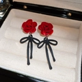Detailansicht der roten Rosenohrringe mit schwarzen Samtschleifen in einer Schmuckschachtel - Rote Rose Schwarze Schleife Ohrringe (27#)