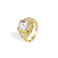 Bague dorée avec pierre carrée transparente et accents rectangulaires sur fond blanc - US 7 / Or Zircone Blanche