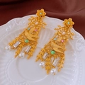 Détail de boucles d'oreilles vintage dorées avec fleurs, perles et cristaux colorés - Or