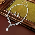 Elegante set di collana e orecchini con zirconi a goccia su velluto verde - Collana-Argento (Set da due pezzi)