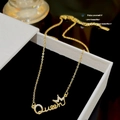 Elegante gouden Queen letter hanger ketting met kroondetail en sprankelende zirkonen - X188 Queen Letter Kroon / Goud