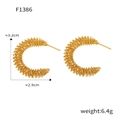 Détail de boucles d'oreilles spirale en C dorées avec mesures de 3,2 cm de haut et 2,9 cm - Entrelacé Doré (F1386)